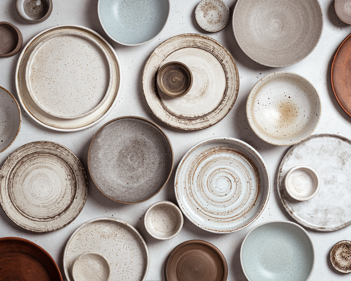 Kolekcja kolorowych talerzy porcelanowych na wystawie w Muzeum Porcelany w Wałbrzychu.