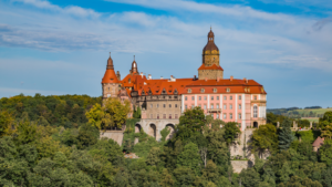Zamek Książ w Wałbrzychu z bujną zielenią