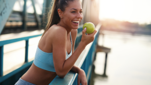 Kobieta uprawiająca zdrowy styl życia, jedząca jabłko