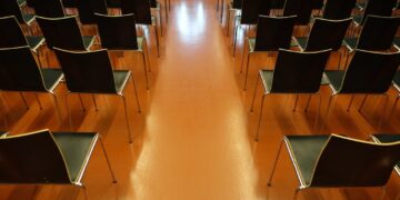 Krzesła biurowe ISO oczami użytkowników – kiedy to najlepszy wybór, a kiedy warto szukać alternatywy?